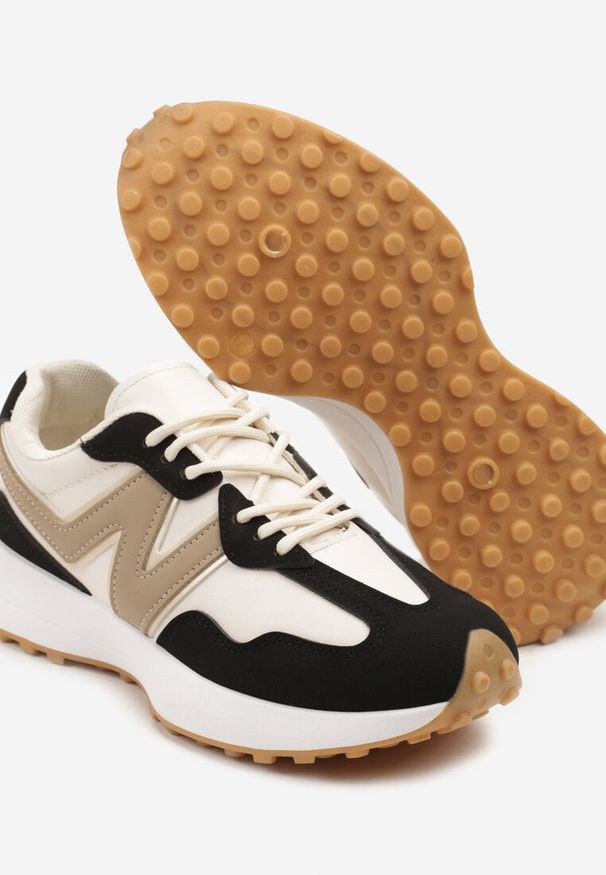 Born2be - Czarno-Beżowe Sneakersy z Ozdobnym Bieżnikiem Welorea. Okazja: na co dzień. Kolor: czarny. Materiał: jeans