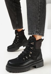 Born2be - Czarne Traperki na Płaskiej Podeszwie z Protektorem Ozdobione Przeszyciami Airana. Wysokość cholewki: za kostkę. Kolor: czarny. Szerokość cholewki: normalna. Wzór: aplikacja. Obcas: na płaskiej podeszwie #5