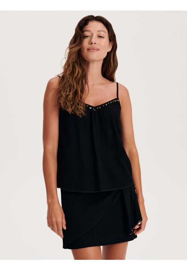 Reserved - Bluzka z ozdobnymi kamieniami - czarny. Kolor: czarny. Materiał: len, wiskoza, tkanina. Wzór: gładki