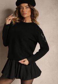 Renee - Czarny Sweter z Wełną Ozdobiony Cekinami Gebilae. Okazja: na co dzień. Kolor: czarny. Materiał: wełna. Długość rękawa: długi rękaw. Długość: długie. Wzór: aplikacja. Styl: casual, elegancki, wizytowy