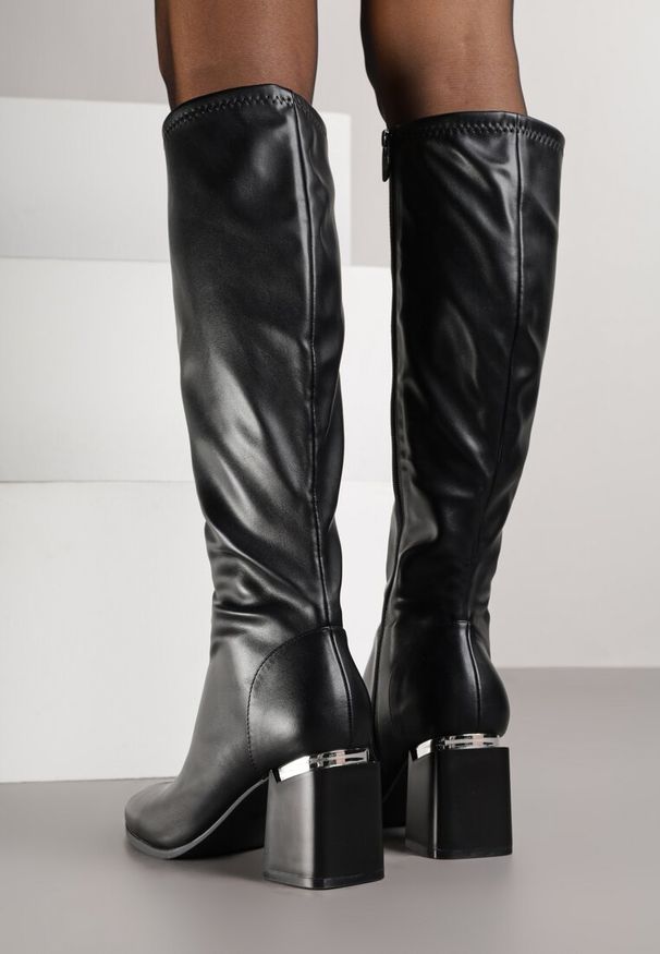 Renee - Czarne Klasyczne Kozaki VICES na Słupkowym Obcasie z Metaliczną Aplikacją Rannora. Zapięcie: zamek. Kolor: czarny. Materiał: satyna, skóra. Wzór: aplikacja. Obcas: na obcasie. Styl: klasyczny. Wysokość obcasa: średni