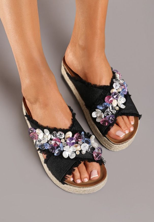 Renee - Czarne Klapki na Platformie w Stylu Boho z Aplikacjami i Plecionką Rissona. Okazja: na co dzień. Nosek buta: otwarty. Kolor: czarny. Materiał: jeans. Wzór: aplikacja. Sezon: lato. Obcas: na platformie. Styl: boho
