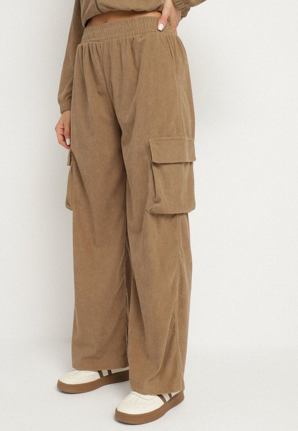 Born2be - Jasnobrązowy Komplet Dresowy w Stylu Cargo Bluza ze Stójką i Szerokie Spodnie Arritarra. Kolor: brązowy. Materiał: dresówka. Wzór: aplikacja