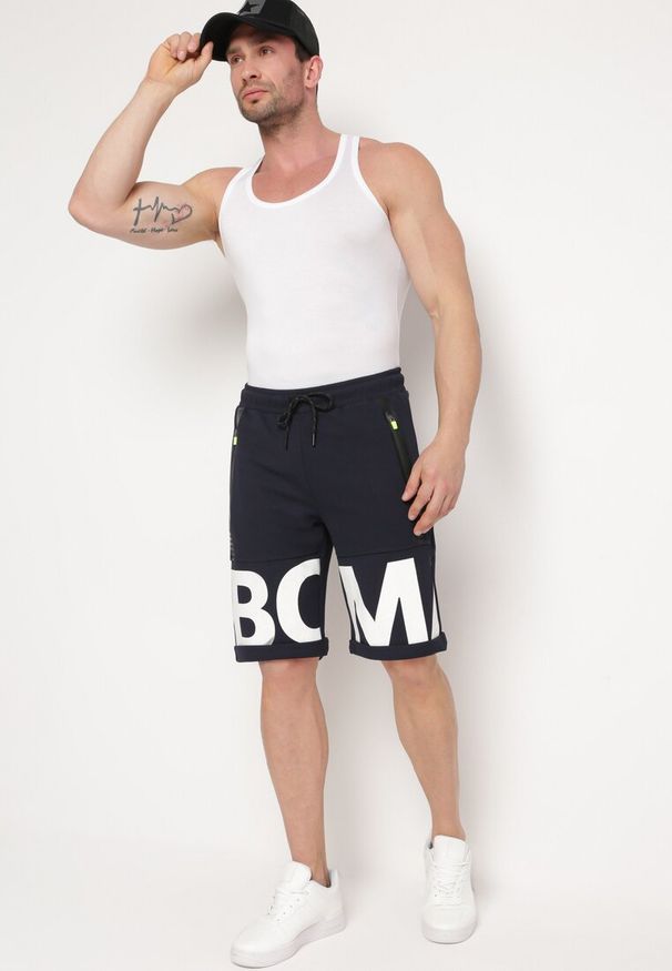 Born2be - Granatowe Szorty Dresowe Do Kolana z Kieszeniami na Suwaki Isadorela. Okazja: na co dzień. Kolor: niebieski. Materiał: dresówka. Sezon: lato. Styl: casual