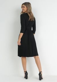 Born2be - Czarna Sukienka Plisowana z Paskiem Gonge. Okazja: na co dzień, na imprezę. Kolor: czarny. Typ sukienki: proste, dopasowane. Styl: klasyczny, elegancki, casual