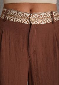 Renee - Brązowe Spodnie z Wiskozy High Waist Ozdobione Geometrycznym Motywem Iomane. Okazja: na co dzień. Stan: podwyższony. Kolor: brązowy. Materiał: wiskoza. Wzór: aplikacja, geometria. Styl: casual #4