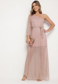 Born2be - Różowa Sukienka o Asymetrycznym Kroju Zdobiona Metaliczną Nicią Afellia. Kolor: różowy. Długość rękawa: długi rękaw. Wzór: aplikacja. Typ sukienki: asymetryczne. Styl: klasyczny, elegancki #2