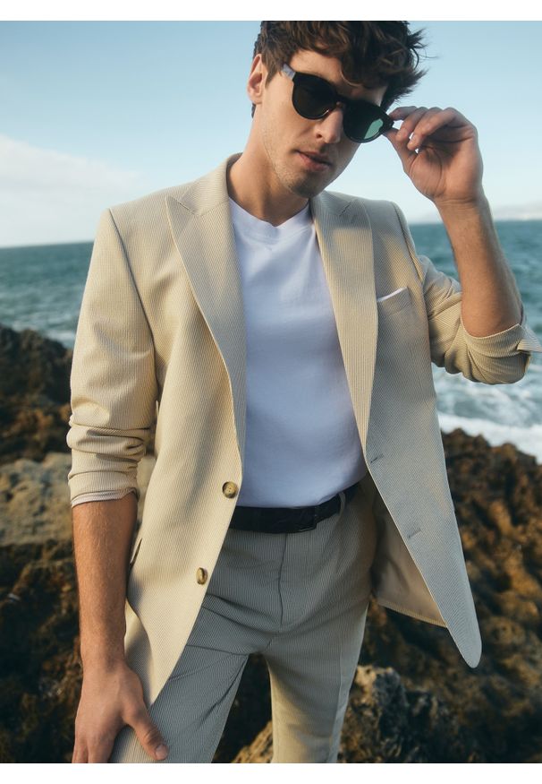 Pako Lorente - PAKO LORENTE - Beżowa marynarka garniturowa w prążek. Kolor: beżowy. Materiał: poliester, elastan, wiskoza. Wzór: prążki. Styl: młodzieżowy