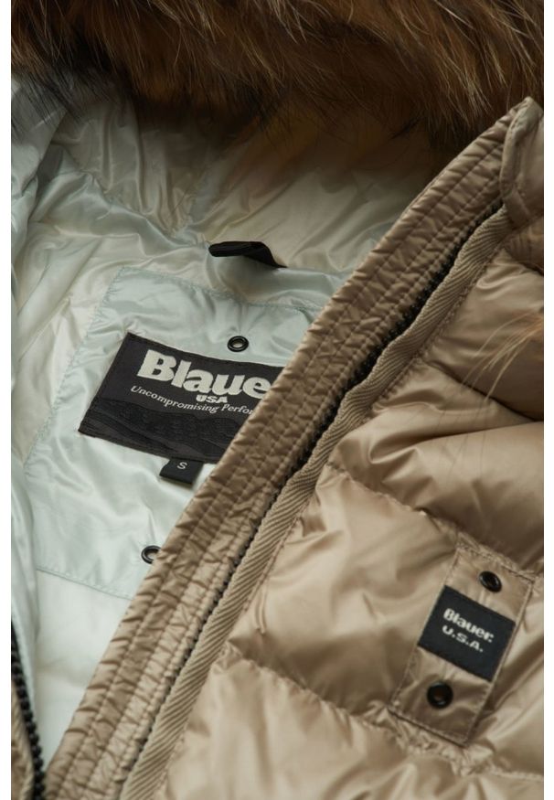 Blauer USA - BLAUER Beżowa damska kurtka Kristin Raincoat Long Jackets. Kolor: beżowy. Materiał: puch, poliamid. Długość rękawa: długi rękaw. Długość: długie