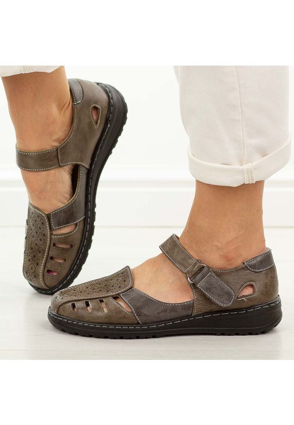 Jezzi - Brązowe zakryte sandały damskie Unisoft 9955. Okazja: na co dzień. Nosek buta: okrągły. Zapięcie: rzepy. Kolor: brązowy. Materiał: skóra. Sezon: wiosna, lato. Obcas: na płaskiej podeszwie. Styl: casual, klasyczny