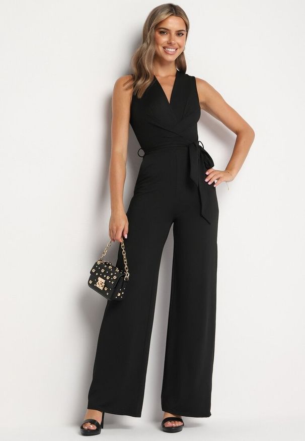 Born2be - Czarny Kopertowy Kombinezon z Wiskozą Wiązany Materiałowym Paskiem Iadela. Kolor: czarny. Materiał: materiał, wiskoza. Sezon: lato. Styl: elegancki