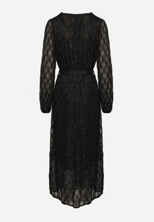 Born2be - Czarna Połyskująca Sukienka o Rozkloszowanym Kopertowym Kroju z Wiązanym Paskiem Oceola. Okazja: na co dzień. Typ kołnierza: dekolt w kształcie V. Kolor: czarny. Typ sukienki: kopertowe. Styl: casual, wizytowy