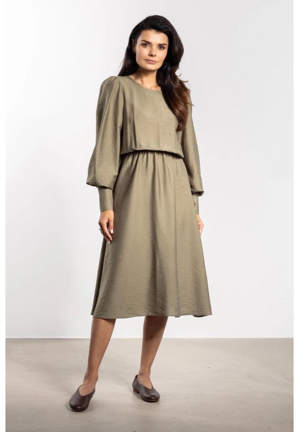 Infinite You - Elegancka sukienka rozkloszowana z długim rękawem zielona. Kolor: brązowy, zielony. Długość rękawa: długi rękaw. Styl: elegancki