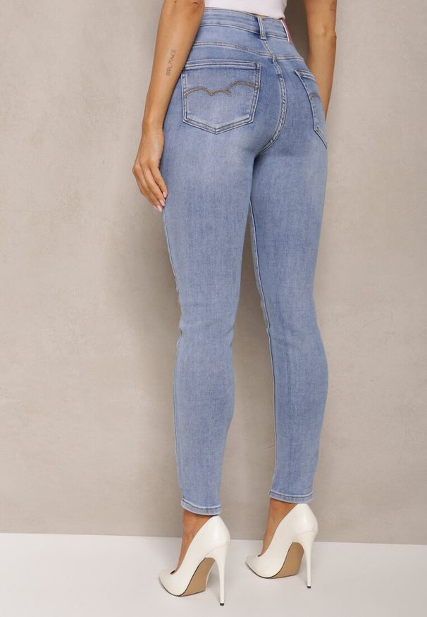 Renee - Jasnoniebieskie Skinny Jeansy Bawełniane z Dziurami i Przetarciami Altrasa. Kolor: niebieski. Długość: długie