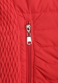 Renee - Czerwona Kamizelka ze Stójką z Pikowaniem i Kieszeniami Valoreth. Okazja: na spotkanie biznesowe, na co dzień. Typ kołnierza: kołnierzyk stójkowy. Kolor: czerwony. Styl: elegancki, biznesowy, klasyczny, casual #6