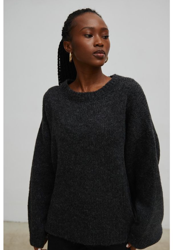 Marsala - Sweter oversize z bufiastym rękawem GRAFITOWY - RIVERO. Okazja: na co dzień. Kolor: szary. Materiał: wełna, akryl. Sezon: zima, jesień. Styl: casual, wizytowy