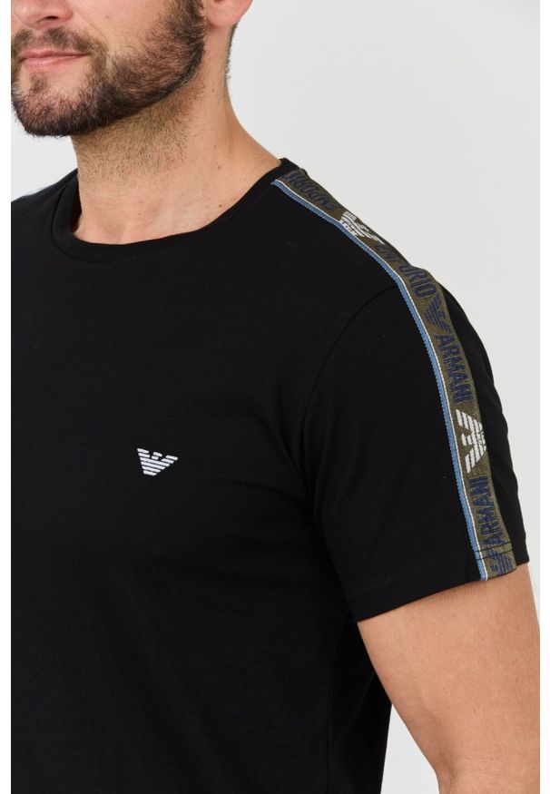 Emporio Armani - EMPORIO ARMANI Czarny t-shirt bande logo. Kolor: czarny