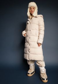 Renee - Jasnobeżowa Pikowana Długa Kurtka Płaszcz z Kapturem i Napami Tisima. Okazja: na co dzień. Typ kołnierza: kaptur. Kolor: beżowy. Materiał: jeans. Długość rękawa: długi rękaw. Długość: długie. Styl: elegancki, casual #3