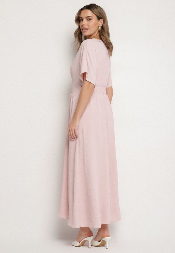 Born2be - Jasnoróżowa Rozkloszowana Sukienka z Gumką w Talii i Dekoltem w Serek Iffara. Okazja: na co dzień, na spotkanie biznesowe, do pracy. Typ kołnierza: dekolt w serek. Kolor: różowy. Styl: biznesowy, casual