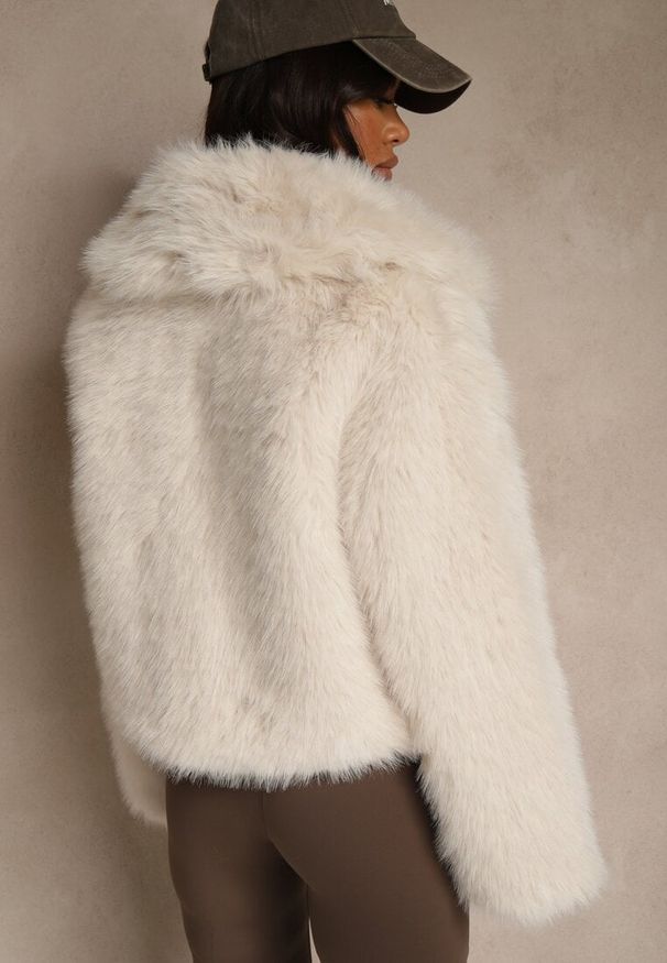 Renee - Beżowa Kurtka Futerko Ozdobione Kołnierzem Wedarea. Okazja: na imprezę. Kolor: beżowy. Materiał: futro. Wzór: aplikacja. Styl: elegancki