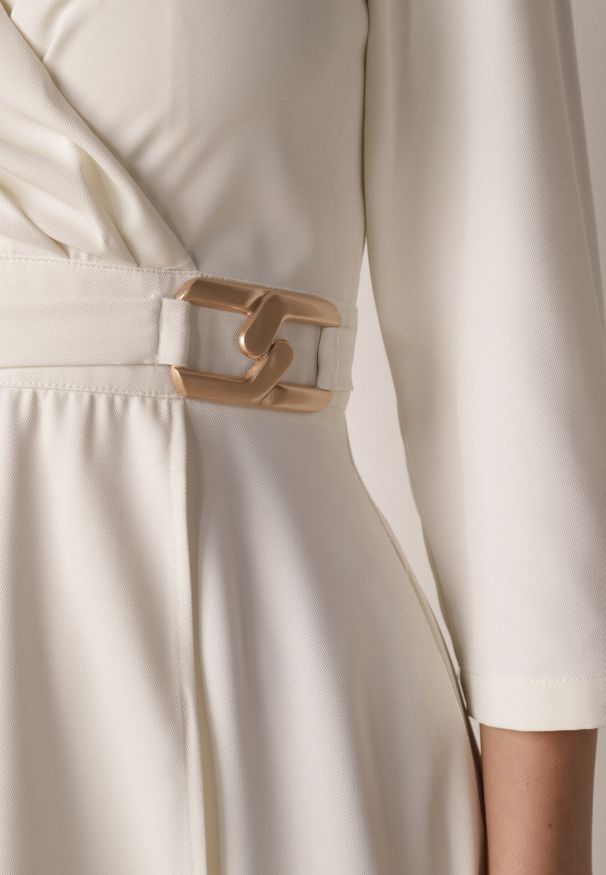 Born2be - Jasnobeżowa Kopertowa Sukienka Wieczorowa z Metaliczną Aplikacją w Talii Henalana. Okazja: na imprezę. Typ kołnierza: dekolt w serek. Kolor: beżowy. Wzór: aplikacja. Typ sukienki: kopertowe. Styl: wizytowy