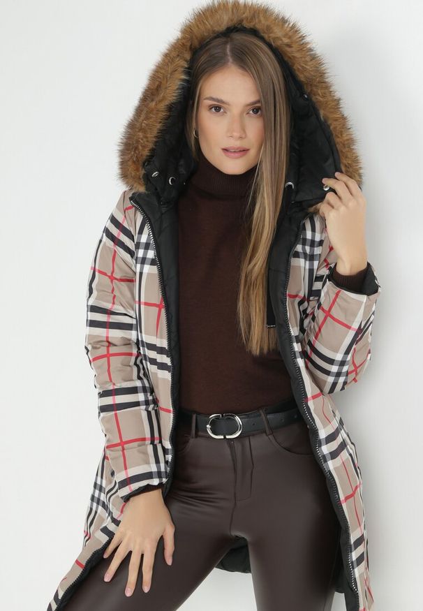 Born2be - Czarna Kurtka Dwustronna z Kapturem Fiya. Okazja: na co dzień. Typ kołnierza: kaptur. Kolor: czarny. Materiał: jeans, futro. Wzór: kratka, aplikacja, gładki. Sezon: jesień, zima. Styl: klasyczny, casual