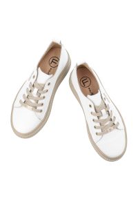 Białe Sneakersy Filippo Modne Buty Damskie. Okazja: na co dzień. Zapięcie: sznurówki. Kolor: biały. Materiał: skóra, jeans. Szerokość cholewki: normalna. Obcas: na platformie #4