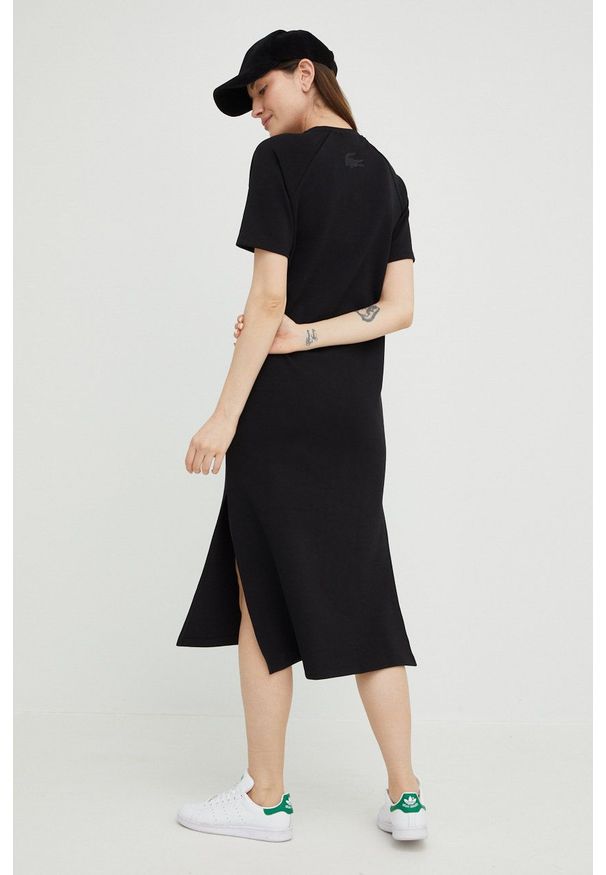 Lacoste sukienka kolor czarny midi prosta. Okazja: na co dzień. Kolor: czarny. Materiał: dzianina. Długość rękawa: krótki rękaw. Typ sukienki: proste. Styl: casual. Długość: midi