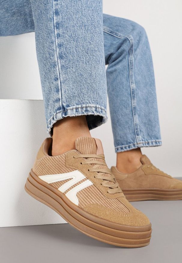 Renee - Ciemnobeżowe Sneakersy Tenisówki na Platformie z Tłoczeniem i Geometrycznym Motywem Kialie. Okazja: na co dzień. Kolor: beżowy. Wzór: geometria. Obcas: na platformie