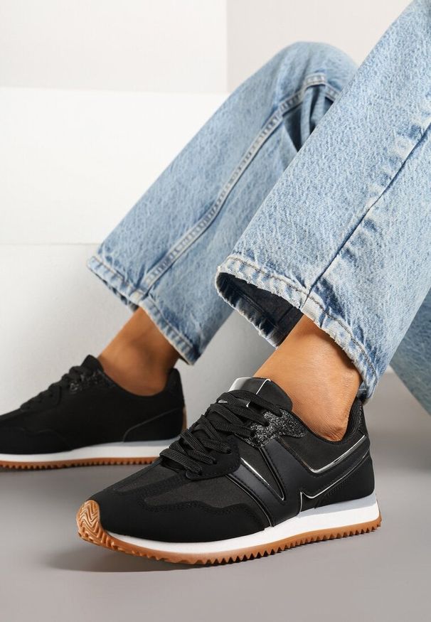 Born2be - Czarne Sneakersy z Metaliczną Lamówką i Geometrycznym Wzorem Tosvella. Okazja: na co dzień. Zapięcie: sznurówki. Kolor: czarny. Materiał: jeans. Wzór: geometria