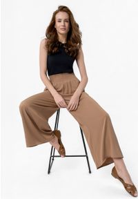 Volcano - Luźne, szerokie spodnie R-AMINA. Kolor: beżowy. Materiał: skóra, materiał, wiskoza. Sezon: wiosna, lato. Styl: klasyczny #1