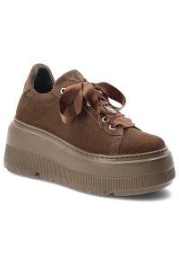 Czekoladowe Sneakersy Karino Damskie Buty Na Platformie. Okazja: na co dzień. Zapięcie: sznurówki. Kolor: brązowy. Materiał: zamsz, satyna, welur. Szerokość cholewki: normalna. Obcas: na platformie. Styl: casual, elegancki #1