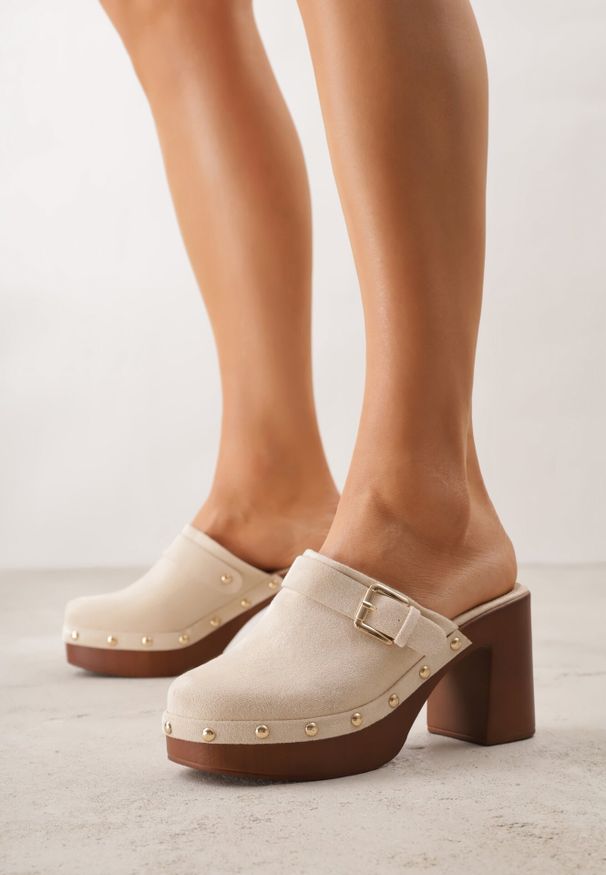 Born2be - Beżowe Klapki na Obcasie Typu Chodaki Ozdobione Nitami i Klamrami Herminna. Okazja: na co dzień. Kolor: beżowy. Materiał: jeans. Wzór: aplikacja. Obcas: na obcasie. Styl: casual, elegancki, klasyczny. Wysokość obcasa: średni