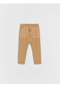 Reserved - Dresowe spodnie - beżowy. Kolor: beżowy. Materiał: dresówka #1