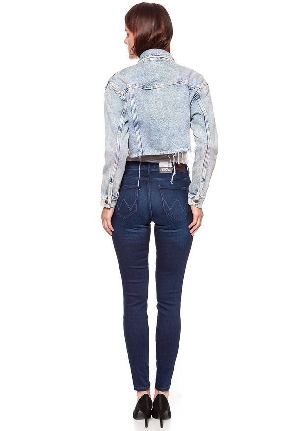 Wrangler - DAMSKA KURTKA JEANSOWA WRANGLER RETRO CROP JACKET WRAINBOW WASH W417RI24K 112128793. Materiał: jeans. Styl: retro