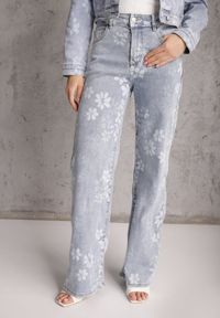 Renee - Niebieskie Szerokie Jeansy z Bawełną w Kwiaty Zinnetta. Okazja: na co dzień. Stan: podwyższony. Kolor: niebieski. Wzór: kwiaty. Styl: casual #1