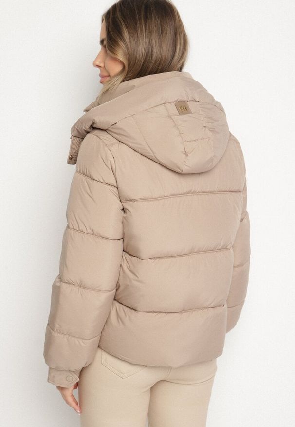 Born2be - Beżowa Pikowana Kurtka Puffer z Kapturem z Możliwością Odpięcia Galanea. Okazja: na co dzień. Typ kołnierza: kaptur. Kolor: beżowy. Materiał: poliester, jeans. Długość rękawa: długi rękaw. Długość: krótkie. Styl: sportowy, casual