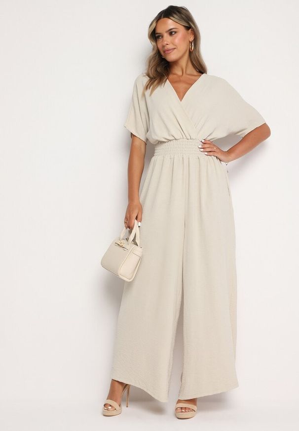 Born2be - Beżowy Kopertowy Kombinezon z Gumką w Talii i Szerokimi Nogawkami Vimashea. Okazja: na co dzień. Kolor: beżowy. Styl: casual, elegancki