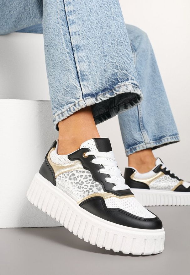 Renee - Czarno-Białe Sneakersy na Platformie z Tłoczeniami Zdobione Panterkowym Printem Herraza. Kolor: czarny. Materiał: jeans. Wzór: aplikacja, nadruk. Obcas: na platformie