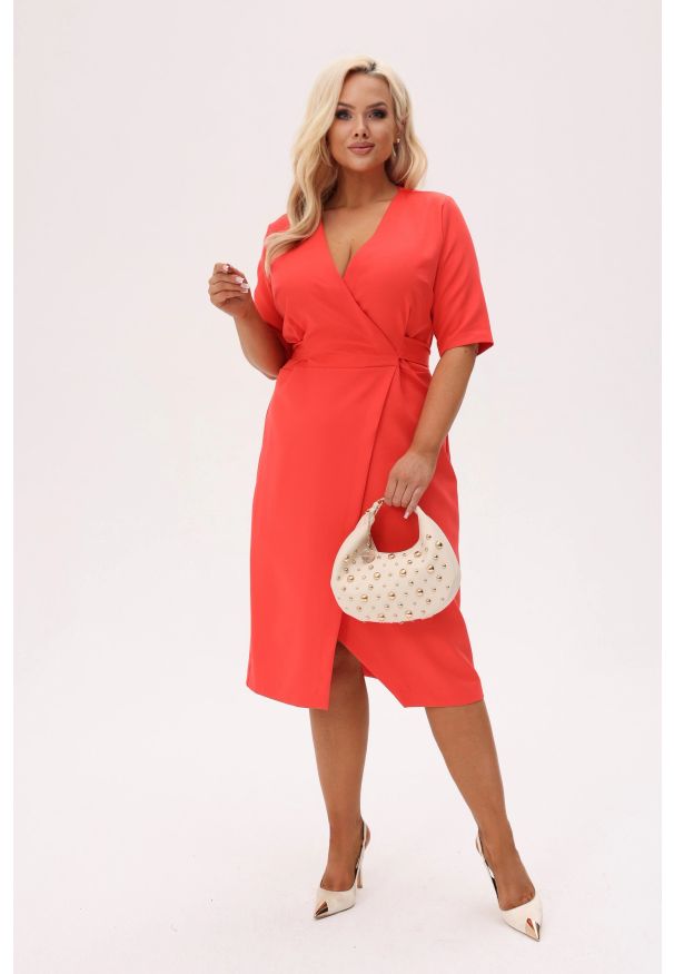 Moda Size Plus Iwanek - Kopertowa sukienka Hannah MIDI w kolorze papai PLUS SIZE XXL OVERSIZE. Okazja: na spotkanie biznesowe, na komunię, na ślub cywilny, do pracy, na wesele. Typ kołnierza: dekolt w serek. Kolekcja: plus size. Materiał: tkanina, poliester, elastan, materiał. Wzór: gładki, jednolity, kwiaty. Typ sukienki: kopertowe, oversize, dla puszystych. Styl: biznesowy, elegancki, klasyczny. Długość: midi