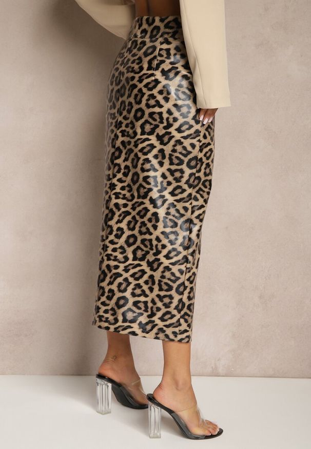 Renee - Brązowa Ołówkowa Spódnica High Waist w Panterkę z Rozcięciem Tamionwea. Okazja: na co dzień. Stan: podwyższony. Kolor: brązowy. Wzór: motyw zwierzęcy. Styl: casual, elegancki