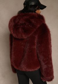 Renee - Bordowa Kurtka Futro z Nieodpinanym Kapturem Zetera. Okazja: na co dzień. Kolor: czerwony. Materiał: futro. Styl: casual, klasyczny #3