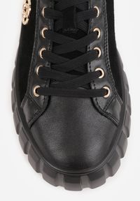 Born2be - Czarno-Złote Sneakersy ze Skóry Naturalnej na Niskiej Platformie z Metalowymi Akcentami Rilmi. Okazja: na co dzień. Kolor: czarny. Materiał: skóra. Obcas: na platformie #2