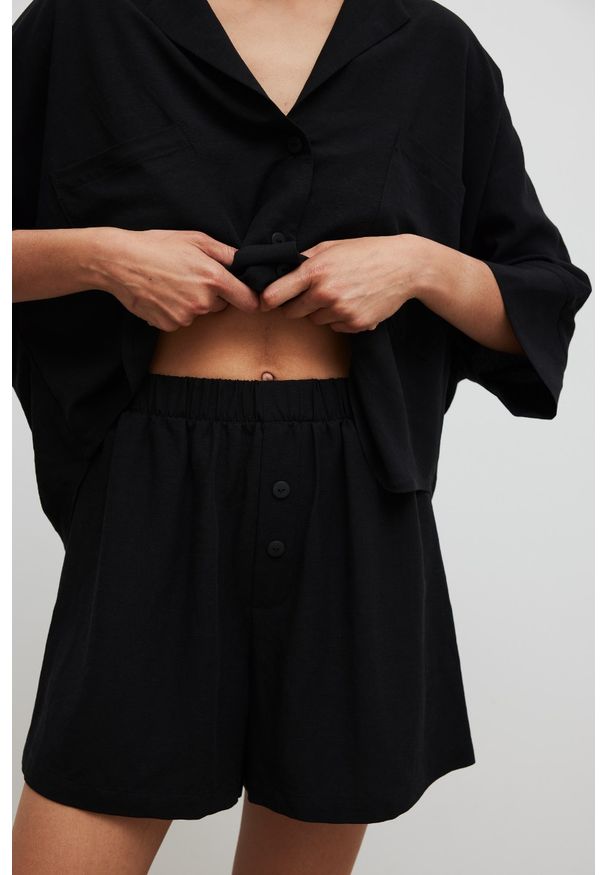 Marsala - Krótkie szorty z lnem w kolorze BLACK - ARCOS. Stan: podwyższony. Materiał: len. Długość: krótkie. Sezon: lato