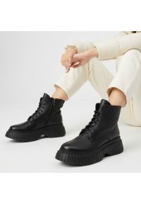 Czarne Botki Armodo Modne Obuwie Damskie. Wysokość cholewki: przed kolano. Kolor: czarny. Materiał: skóra, materiał. Szerokość cholewki: normalna. Styl: klasyczny, elegancki #1