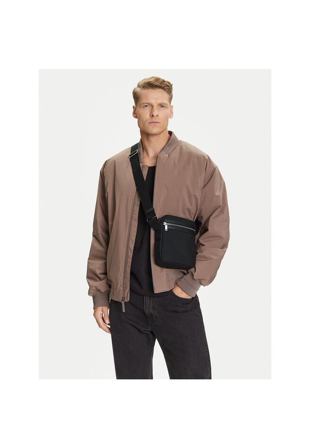 Saszetka Calvin Klein. Kolor: czarny