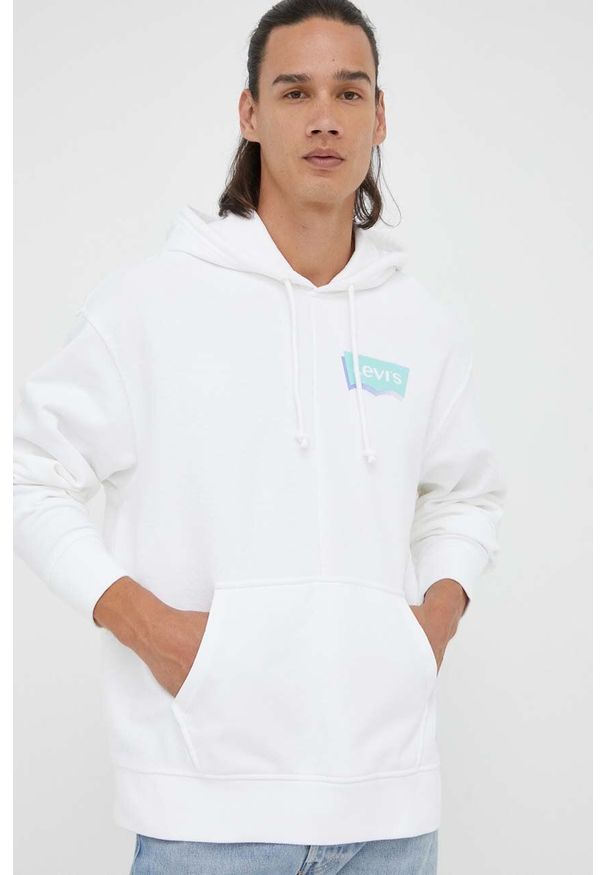 Levi's® - Levi's bluza bawełniana męska kolor biały z kapturem z nadrukiem. Okazja: na spotkanie biznesowe. Typ kołnierza: kaptur. Kolor: biały. Materiał: bawełna. Długość rękawa: długi rękaw. Długość: długie. Wzór: nadruk. Styl: biznesowy