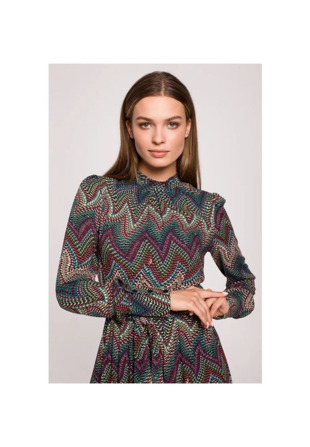 Stylove - Długa sukienka BOHO z falbankami i długim rękawem zielona. Okazja: na imprezę, do pracy. Typ kołnierza: kołnierz z falbankami. Kolor: zielony. Długość rękawa: długi rękaw. Styl: boho. Długość: maxi