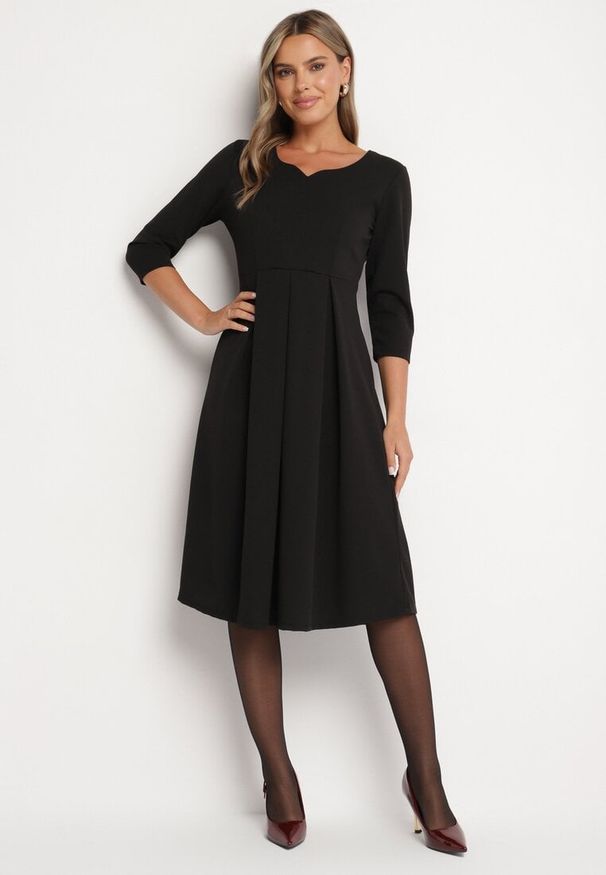 Born2be - Czarna Rozkloszowana Sukienka z Rękawem 3/4 Nomiel. Okazja: na co dzień. Typ kołnierza: dekolt w kształcie V. Kolor: czarny. Typ sukienki: rozkloszowane. Styl: klasyczny, casual, elegancki