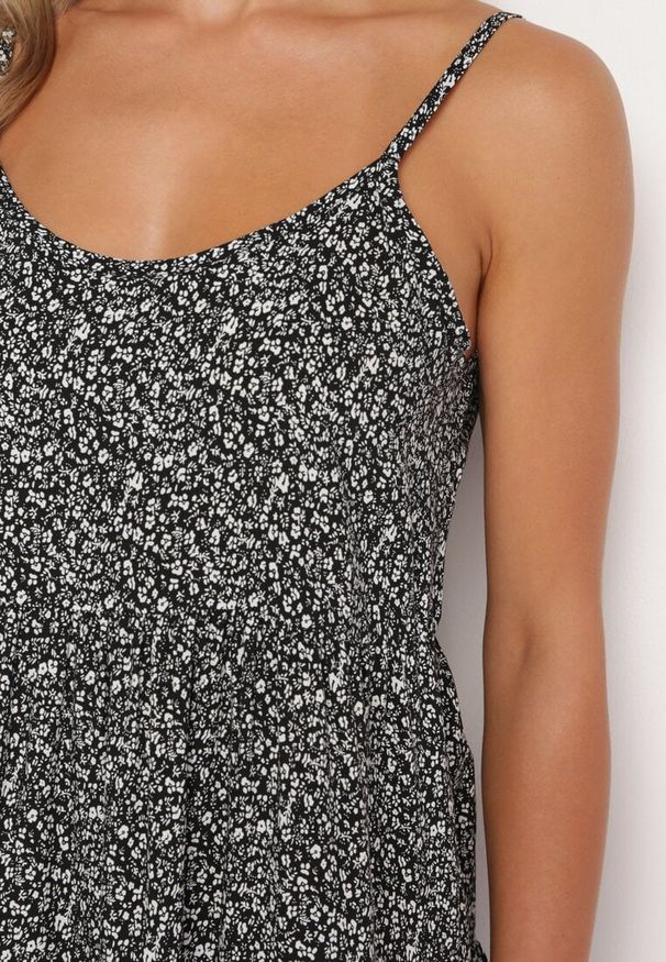 Born2be - Czarna Bawełniana Sukienka Rozkloszowana na Ramiączkach z Falbanką Piloa. Kolor: czarny. Materiał: bawełna. Długość rękawa: na ramiączkach. Wzór: kwiaty. Sezon: lato